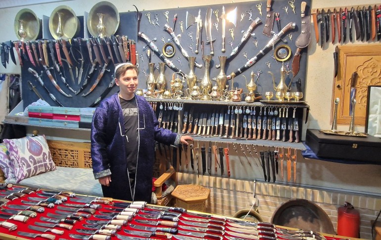 تتوارث الأجيال في أوزبكستان صناعة السكاكين يدويا، كحرفة تقليدية يتعلمها الأبناء عن الآباء منذ الصغر، وحتى قبل تعلم القراءة والكتابة في بعض الحالات.