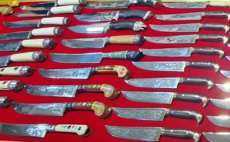 تتوارث الأجيال في أوزبكستان صناعة السكاكين يدويا، كحرفة تقليدية يتعلمها الأبناء عن الآباء منذ الصغر، وحتى قبل تعلم القراءة والكتابة في بعض الحالات. وللسكاكين مكانة خاصة في الموروث الشعبي الأوزبكي، حيث يُعتقد أن السكين يحمي المنزل وأهله من الشرور. ( Bahtiyar Abdülkerimov - وكالة الأناضول )