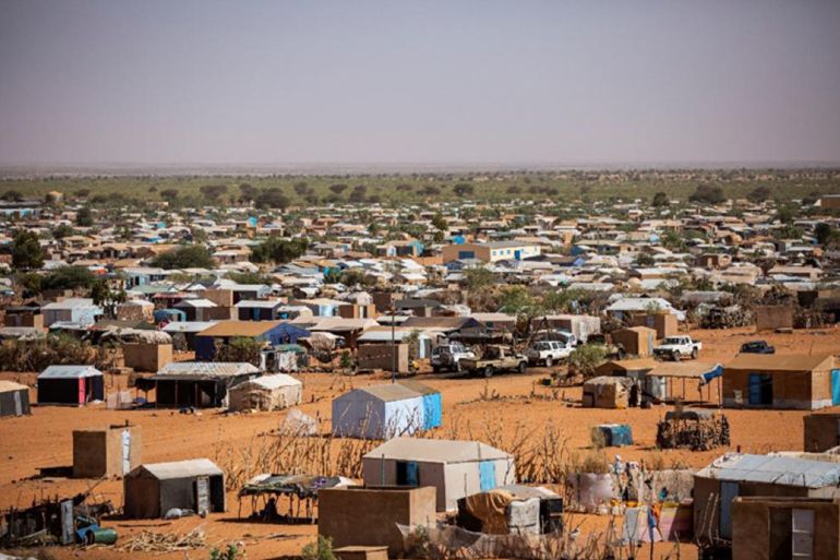 لاجئون أفارقة في مخيم أمبرة في موريتانيا - الجزيرة