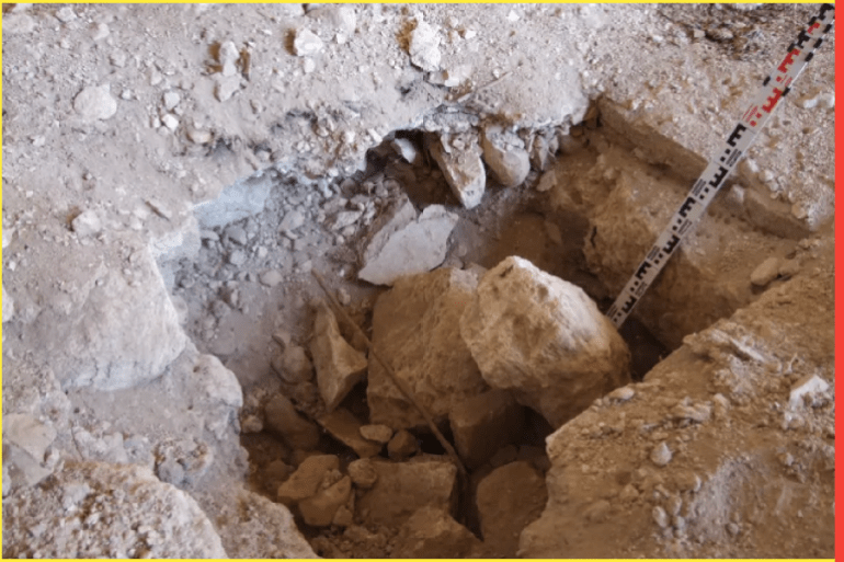 حفر أرضية مسجد عمقا من قبل عصابات الآثار الإسرائيلية (الجزيرة)