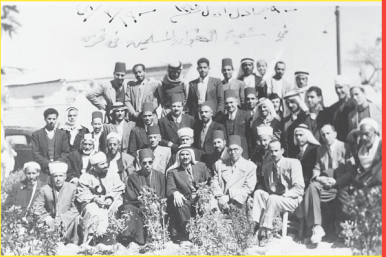 صورة جماعية مع الشيخ حسن البنا في شعبة الإخوان المسلمين في غزة 1948/3/19
