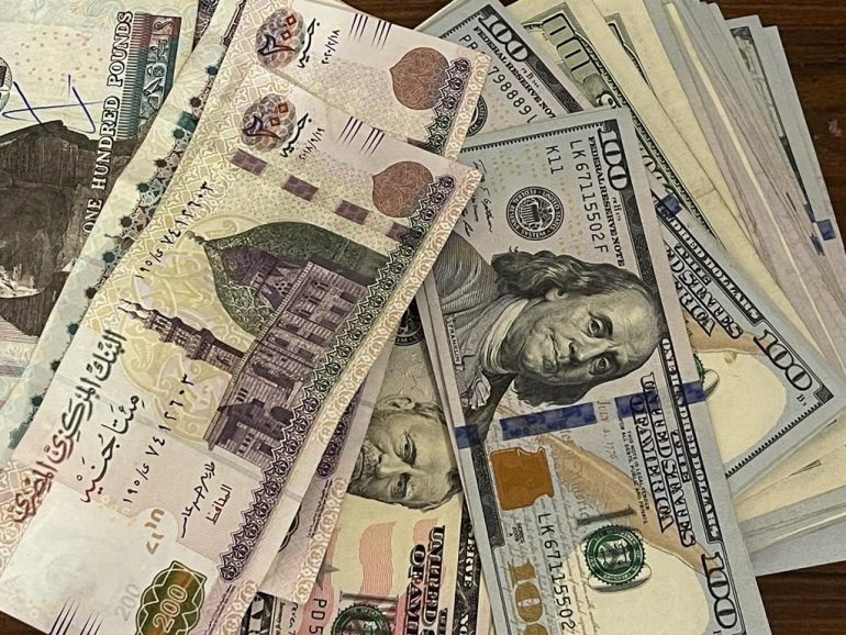 التوصيف: ارتفع الدولار إلى 53 جنيها في السوق السوداء بمصر مقابل 30.8 في البنوك (مراسل الجزيرة نت) المصدر: مراسل الجزيرة نت