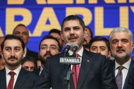 مرشح بلدية إسطنبول في الانتخابات المقبلة &quot;مراد كوروم&quot; (في الوسط) وهو يتحدث خلال اجتماع الإعلان عن مرشح حزب العدالة والتنمية (وكالة الأناضول)