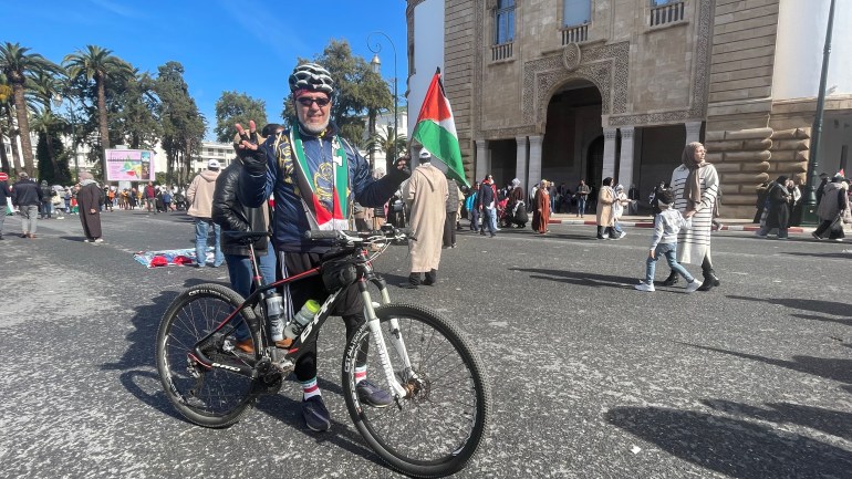 المغربي ميكائيل البجاوي قدم إلى مسيرة الرباط على متن دراجته الهوائية