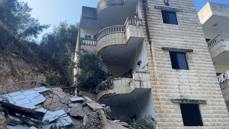 لقي أربعة سوريين، امرأتان وطفل ورجل مسن، حتفهم من جراء انهيار مبنى مكون من 4 طوابق يقطنه لاجئون سوريون في حي العمروسية بمنطقة الشويفات في ضاحية بيروت الغربية، في حين ما تزال فرق الإنقاذ تبحث عن ثلاثة مفقودين.