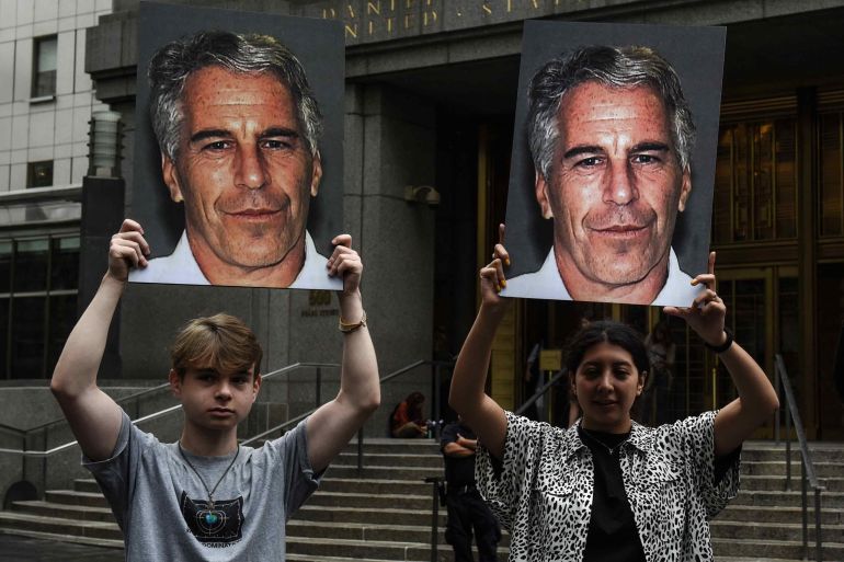 EW YORK, NY - JULY 08: A protest group called "Hot Mess" hold up signs of Jeffrey Epstein in front of the Federal courthouse on July 8, 2019 in New York City. According to reports, Epstein will be charged with one count of sex trafficking of minors and one count of conspiracy to engage in sex trafficking of minors. Stephanie Keith/Getty Images/AFP / Getty Images via AFP / GETTY IMAGES NORTH AMERICA / STEPHANIE KEITH