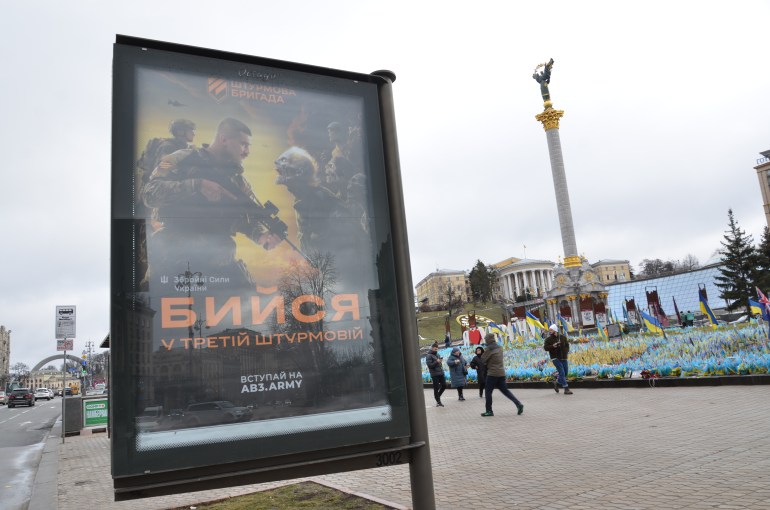 إعلان في ميدان الاستقلال بكييف يشبه القتال ضد الروس بقتال الوحوش في فيلم سيد الخواتم