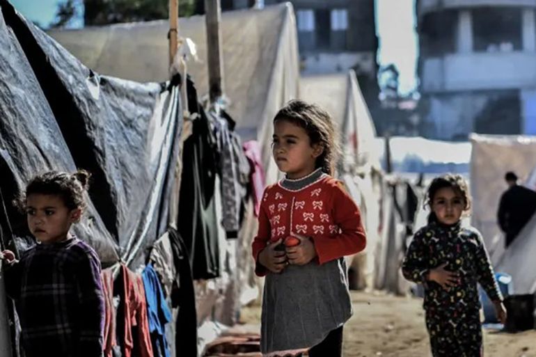 ينتظمون بدوام كامل.. أطفال في غزة يعودون إلى الدراسة بطريقتهم الخاصة (فيديو)