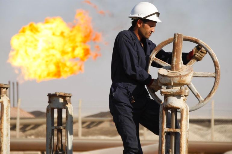 عامل في أحد حقول النفط العراقية (رويترز)