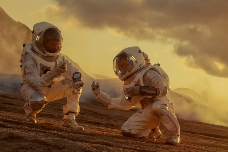 Két űrhajós összegyűjti a talajmintákat az Alien Planet-en, elemezve őket kézzel számítógéppel. Mars/Red Planet emberes expedíció.