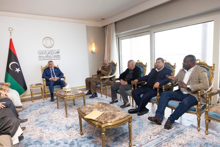 رئيس المجلس وعدد من أعضائه (يمين الصور) وهم في لقاء رسمي مع عدد من أعيان ووجهاء المنطقة الغربية من ليبيا (يسار الصور)-صور ثابتة نشرها المجلس الأعلى للدولة في طرابلس