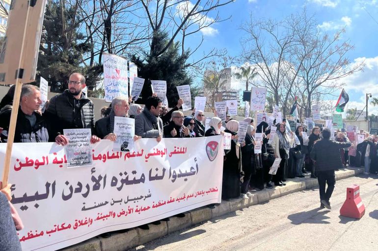 مواطنون يعتصمون امام مبنى سلطة وادي الأردن للمطالبة بطرد الجمعية - الجزيرة نت