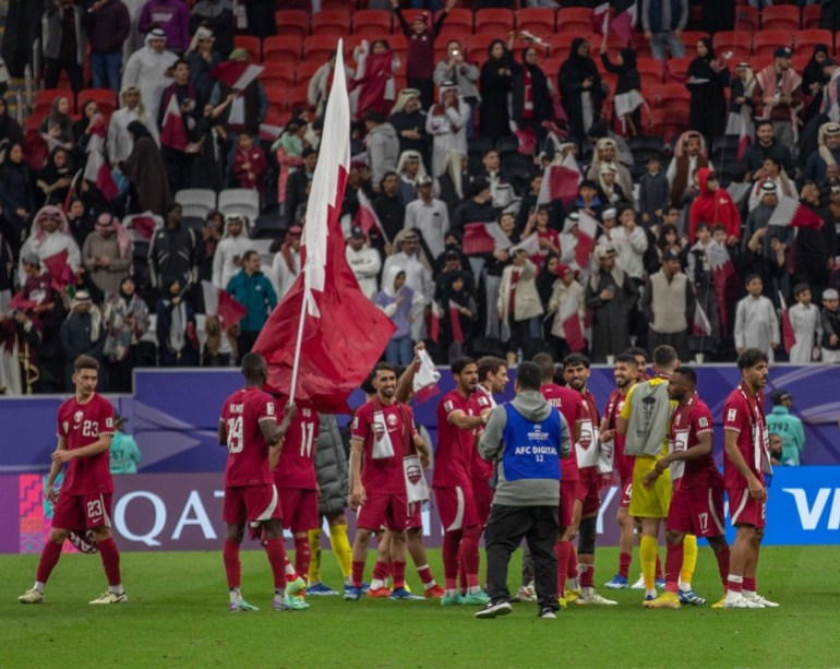 فرحة لاعبي قطر بعد إنجاز التأهل لنصف نهائي بطولة آسيا (الجزيرة)