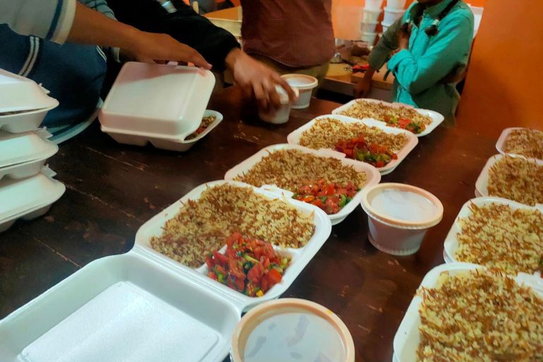 مطبخ خيري لمرافقي المصابين الفلسطينيين في شمال سيناء منذ بداية دخولهم للعلاج بمصر ويمتد حتى شهر رمضان (الجزيرة)
