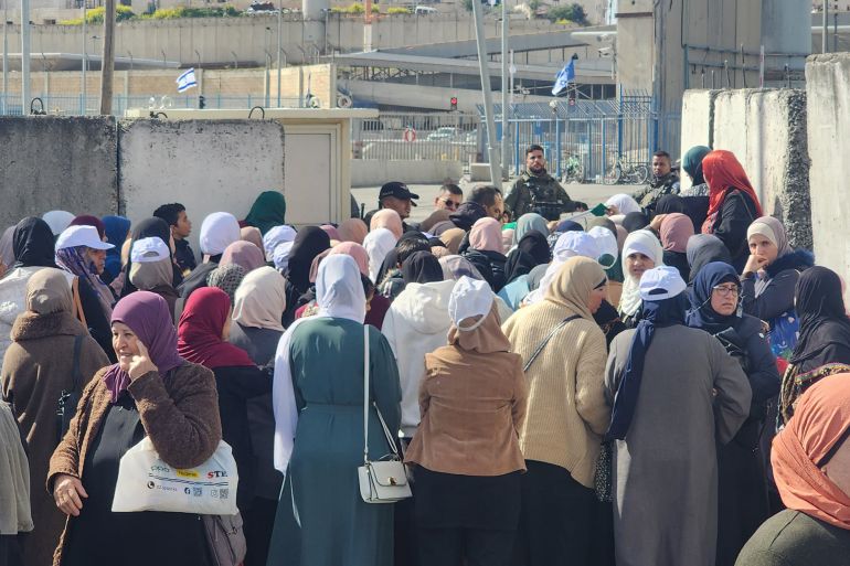 صورة 5- فلسطين- رام الله- عزيزة نوفل- فلسطينيات يحاولن الدخول للأقصى من حاجز قلنديا خلال الجمعة الأولى من رمضان- الجزيرة