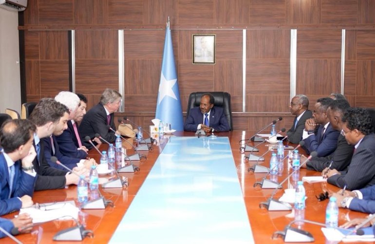 الرئيس الصومالي حسن الشيخ محمود ومجلس الوزراء لدى اجتماعهم مع مسؤولي شركة كوستلاين إكسبولوريشن،مقديشو 21 أكتوبر 2022. (موقع الشركة)
