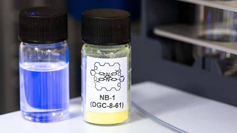 الجزيء الجديد الذي قام الباحثون بتصميمه يصدر ضوءا أزرقا نقيا للغاية (جامعة نورثمبريا)