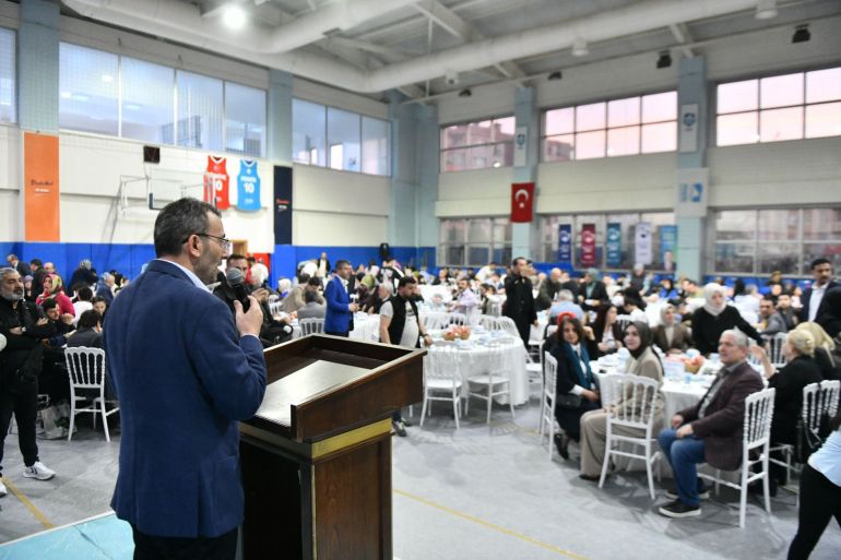 رئيس بلدية بندق - إسطنبول ينظم إفطار عام على شرف زوجة مرشح الحزب الحاكم مراد كورم (مواقع التواصل)