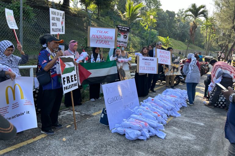 نشطاء في حملة مقاطعة إسرائيل في ماليزيا يتظاهرون أمام محكمة شاه عالم للتنديد بالشركات الداعمة لإسرائيل