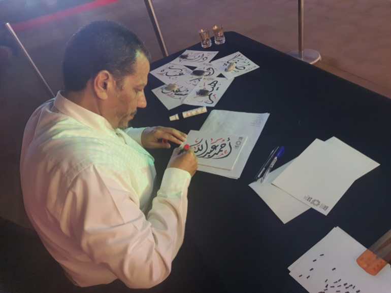 فن الخط ورسم الحروف واحدة من فعاليات إكسبو الدوحة في رمضان( الجزيرة)
