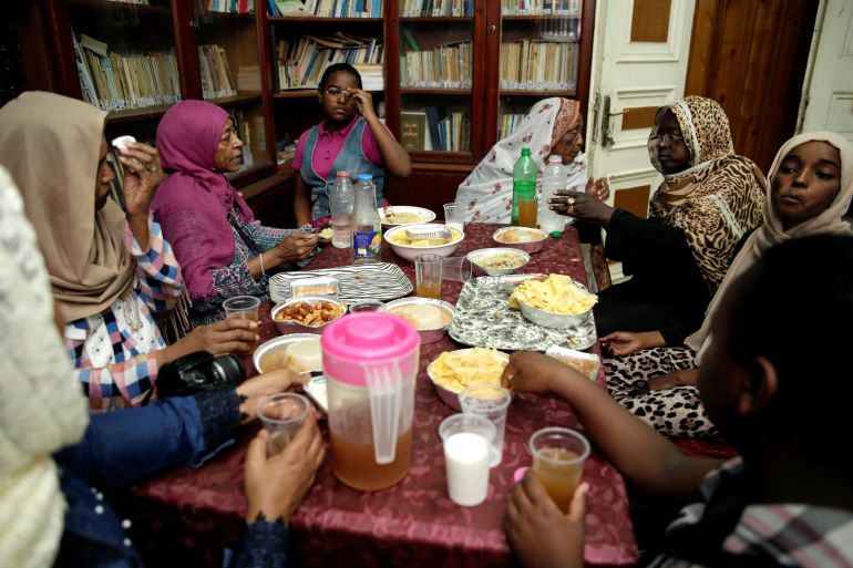 Sudanese women gather to eat Iftar meal during the holy month of Ramadan at El-Sudan home in Cairo, Egypt, June 1, 2019. Picture taken June 1, 2019. REUTERS/Hayam Adel
