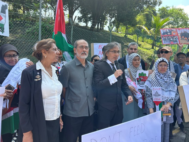 رئيس مؤسسة مقاطعة إسرائيل في ماليزيا نظري إسماعيل يتوسط اثنين من محاميه وقد أعلن الاستمرار في حملات المقاطعة إلى أن يتوقف العدوان أو تتوقف الشركات عن دعم القتلة