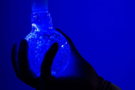 الجزيء الجديد الذي صممه الباحثون اعتمد على تغليف بواعث اللون الأزرق بواسطة أشرطة &quot;الألكيلين&quot; العازلة (جامعة نورثمبريا)