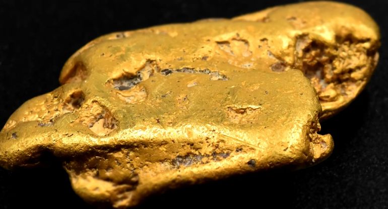 تزن كتلة الذهب المكتشفة حديثا 64.8 جراما ويصل سعرها 50 ألف دولار (مولوك جونز)