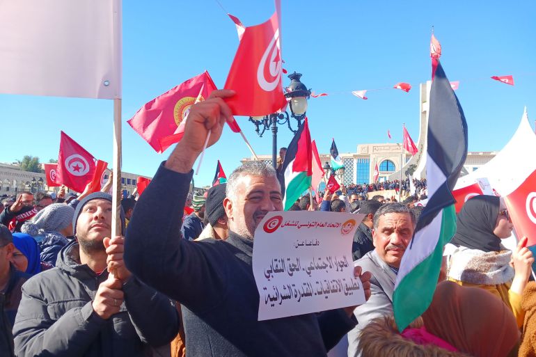 جانب من الاحتجاج الذي دعا له اتحاد الشغل أمام مبنى الحكومة التونسية/مارس /آذار 2024 (صورة خاصة)