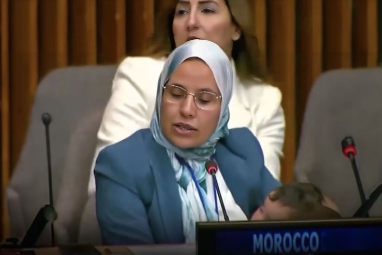 البرلمانية المغربية فاطمة زوكاغ تلقي كلمة في الأمم المتحدة وهي تحمل رضيعها