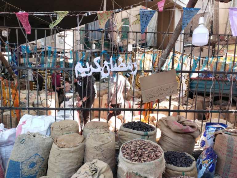 سوق الساحل بالعاصمة القاهرة يشهد اكبر عرض للبلح الجاف قبيل شهر رمضان - صورة خاصة الجزيرة نت