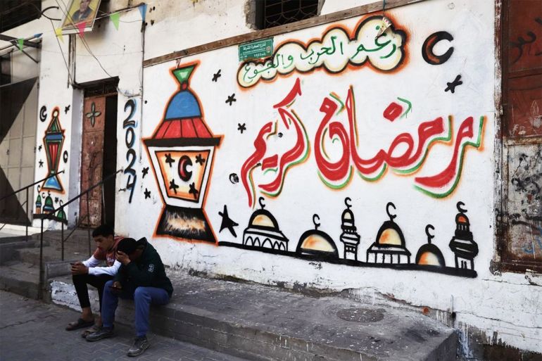 جدار في غزة كتب عليه رغم الحرب والجوع رمضان كريم