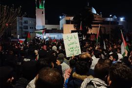آلاف الأردنيين تظاهروا بمحيط السفارة الإسرائيلية في عمّان للتنديد بالحرب على غزة (مواقع التواصل)