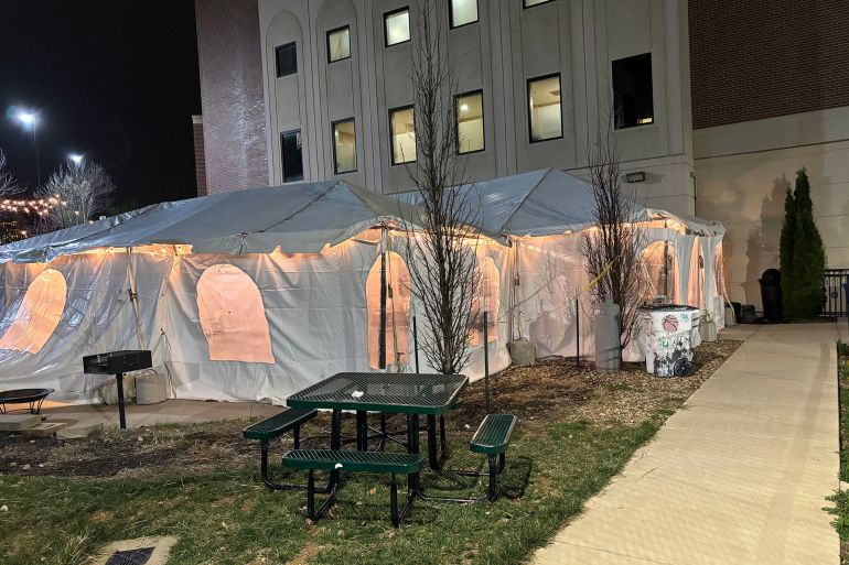 خيمة تجاور المركز الإسلامي لمقاطعة جونسون كاونتي (ICJC) في ولاية كانساس الأميركية، وتقام في هذه الخيمة أنشطة ومسابقات دينية في شهر رمضان المبارك (الجزيرة)