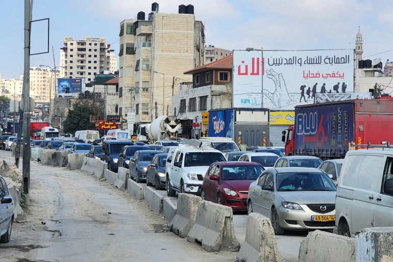 صورة 2-فلسطين-عزيزة نوفل- تكدس مركبات فلسطينية على الطريق الرئيسي الواصل بين رام الله والقدس بسبب حاجز إسرائيلي - الجزيرة