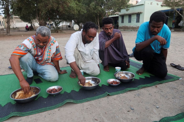 FILE PHOTO: Displaced Sudanese break their fast at a displacement camp during the month of Ramadan, in the city of Port Sudan, Sudan, March 14, 2024. REUTERS/El Tayeb Siddig/File Photo