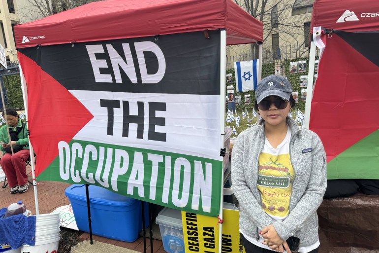 كيغام آوا أحد المنظمين للاحتجاج خارج سفارة إسرائيل في قلب واشنطن العاصمة