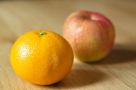 يعد التفاح والبرتقال كنزين من العناصر الغذائية (بيكسلز)