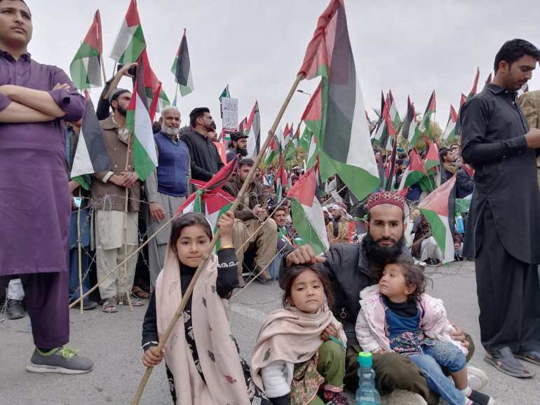 مظاهرة حاشدة نظمتها الجماعة الإسلامية في العاصمة الباكستانية تضامنا مع غزة.