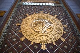 عرض الباب الواحد من أبواب المسجد النبوي يبلغ 3 أمتار وارتفاعه 6 أمتار (شترستوك)