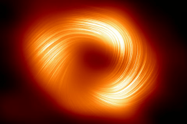 يظهر في الصورة الجديدة الملتقطة مجال مغناطيسي قوي ملتوٍ عند حافة الثقب الأسود الرامي أ* (رويترز)