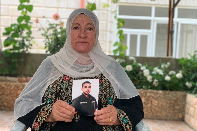 فلسطين- رام الله- عزيزة نوفل- صورة والدة ثائر حماد تحمل صورته - خاص الجزيرة