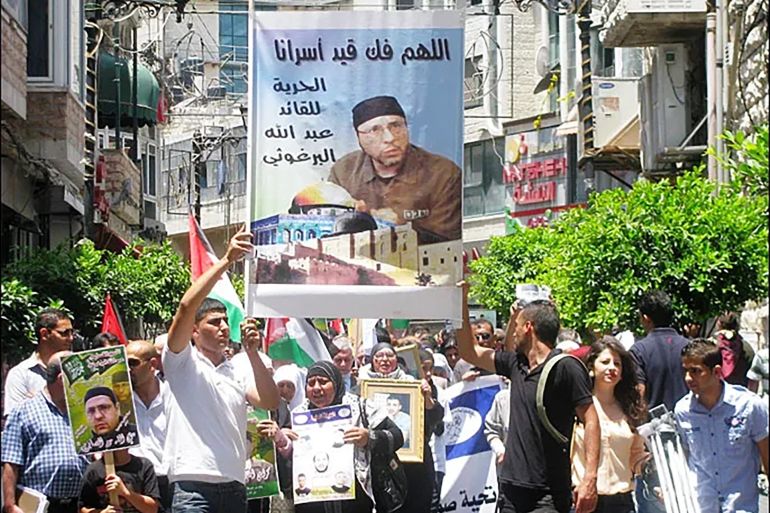 فلسطين- رام الله- عزيزة نوفل- عبد الله البرغوثي خلال مسيرة في رام الله- أرشيف الجزيرة