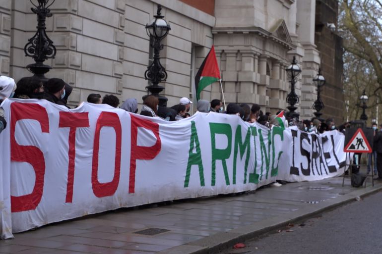 المتظاهرين يمنعون الدخول لمبنى وزارة الأعمال و التجارة البريطانية المصدر خاص الجزيرة (لندن من أجل فلسطين)
