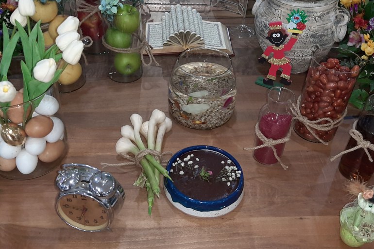 يعتبر إعداد مائدة السينات السبع من أهم طقوس عيد النوروز في إيران (الجزيرة)