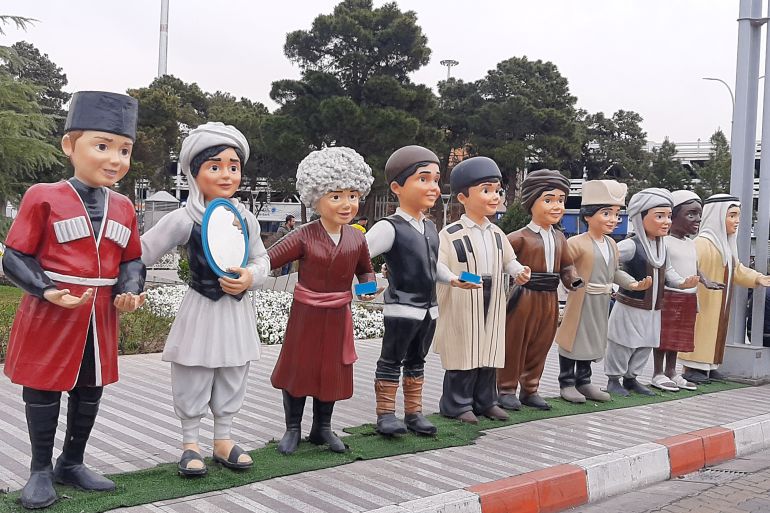 بلدية طهران تنصب مجسمات لتكاتف القوميات الإيرانية بمناسبة عيد النوروز1 (الجزيرة)