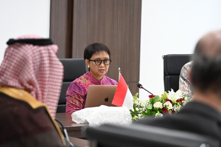 وزيرة الخارجية الإندونيسي ريتنو مرسودي خلال اجتماع لها مع السفراء العرب يوم الثلاثاء 2 أبريل- من موقع وزيرة الخارجية