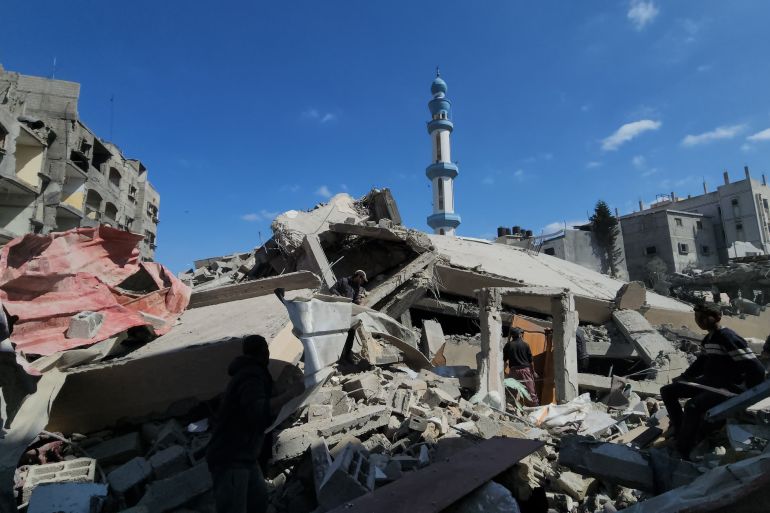 لم تسلم دور العبادة وشمل التدمير الإسرائيلي مئات المساجد و3 كنائس في قطاع غزة-رائد موسى-رفح-الجزيرة نت