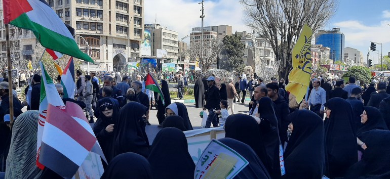 أعلام ورموز حركات المقاومة ترفرف في مسيرات يوم القدس بطهران (الجزيرة)