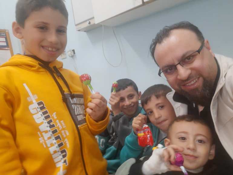 طبيب تركي عائد من غزة بعد أن قضى فترة في علاج الجرحى الفلسطينيين في القطاع